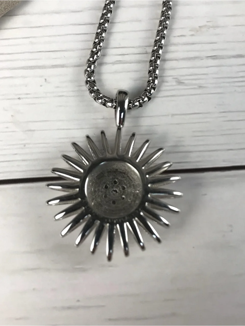 Sparkling Starburst Pendant Necklace in Silver
